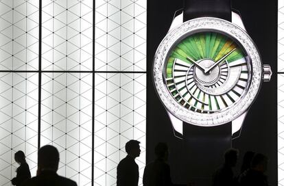 Visitantes caminan en el stand de Dior de la feria de joyas y relojes Baselworld, en la ciudad suiza de Basilea.