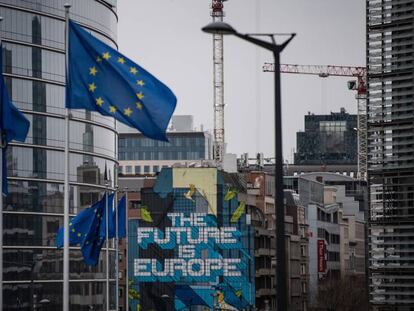 Sede de la Comisión Europea y a su lado, una obra del atista belga NovaDead con un mensaje europeísta para el futuro.
