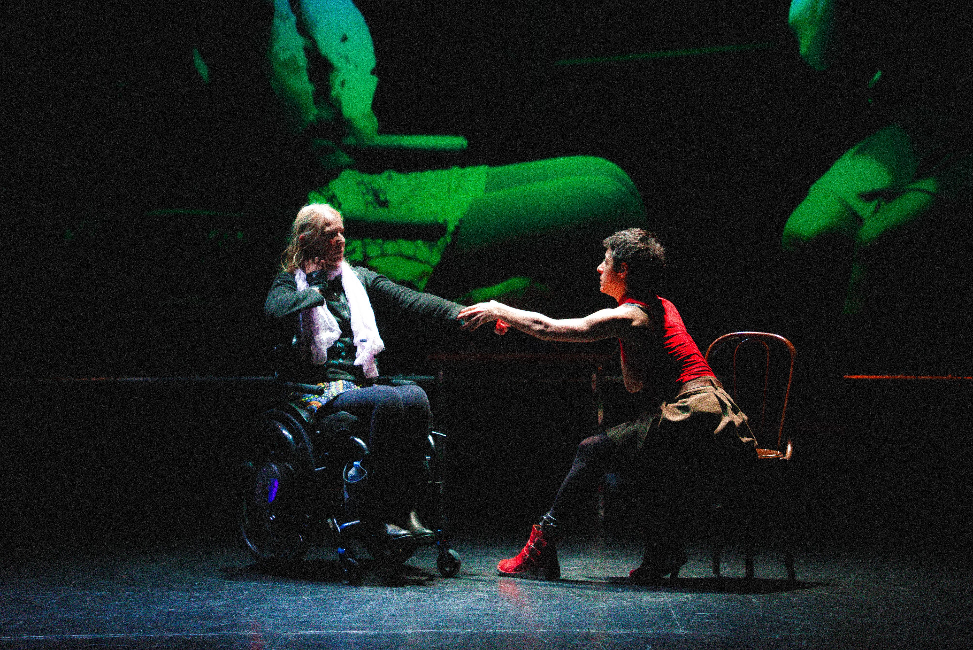 Manuela Vos (izquierda) y Luna Mayo, en un ensayo de 'Manuela, el vuelo infinito'.