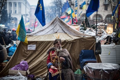 Un ucraniano con uniforme militar tradicional asiste a las protestas contra el gobierno en la plaza de la Independencia de Kiev.