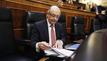 Crist&oacute;bal Montoro, ministro de Hacienda, en el Congreso- 