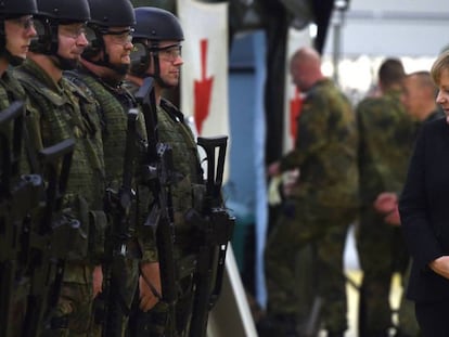 Angela Merkel, en una inspección del Ejército alemán a finales de 2015. 