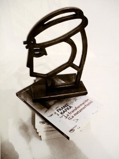 El galardón del Premio Otras voces, otros ámbitos consiste en una escultura de Jaime Martínez como ésta y la reedición del libro.