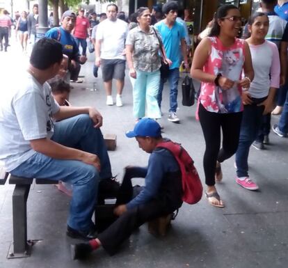 :  El trabajo infantil es visible incluso en la principal Avenida de la capital de Guatemala, denominada La Sexta, donde es posible observar a niños y niñas de muy corta edad lustrando zapatos o vendiendo productos ante la pasividad policial.