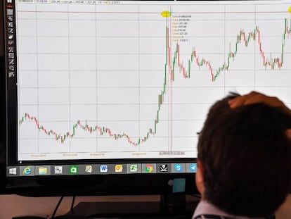 Un trabajador de la Bolsa italiana observa una pantalla en su oficina, en Roma.