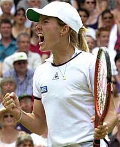 Justine Henin aprieta el puño tras ganar un punto a Capriati.