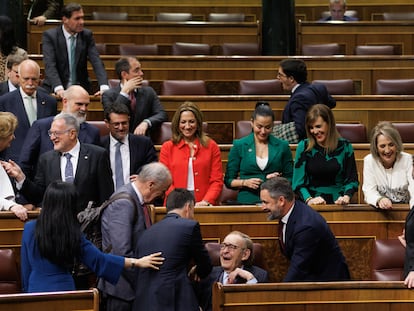 Varios diputados saludan al candidato de la moción de censura, el profesor y economista Ramón Tamames, junto al líder de Vox, este miércoles en el Congreso de los Diputados.