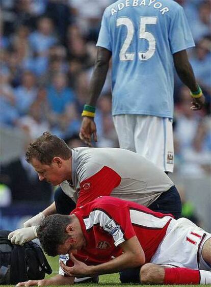 Van Persie, asistido por la patada de Adebayor.