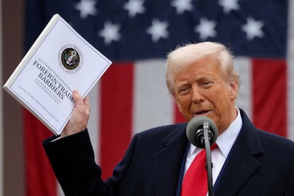 El presidente de Estados Unidos, Donald Trump, con su informe sobre barreras al comercio exterior, el pasado miércoles en la Casa Blanca.