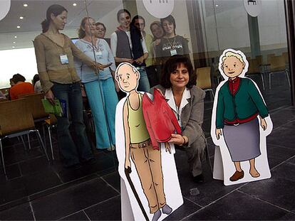 Lidia Albert, con los personajes del taller <i>Un día con los abuelos</i>, ayer en Castellón.