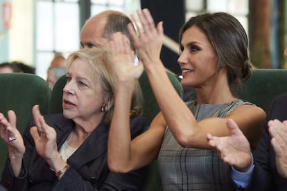 La Reina aplaude a Scorsese. Una vez más doña Letizia optó por una conjunto que dejaba al aire sus brazos que se han musculado mucho en esta última época.