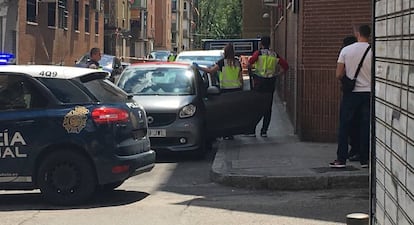 La policía inspecciona el coche del Niño Sáez.