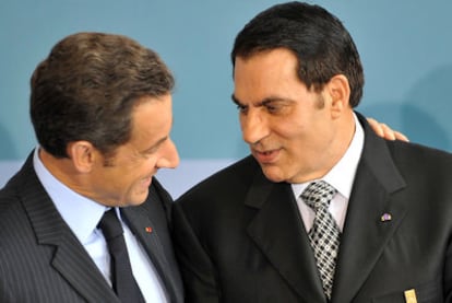 Nicolas Sarkozy conversa con Zine el Abidine Ben Ali, en julio de 2008 en París.