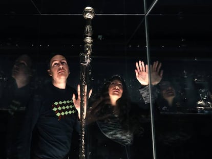 Ignacio Vleming y Vanessa P&eacute;rez-Sauquillo en el Museo L&aacute;zaro Galdiano donde realizan visitas guiadas con lecturas de terror.