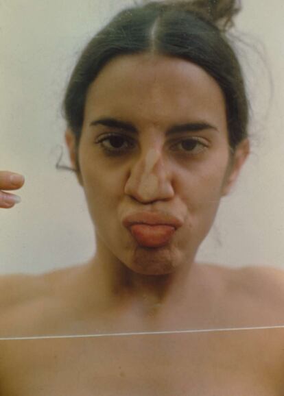 Ana Mendieta en una fotografía de su serie 'Glass on Body Imprints' (1972-1997).