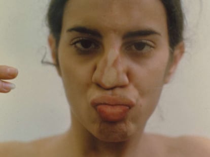 Ana Mendieta en una fotografía de su serie 'Glass on Body Imprints' (1972-1997).