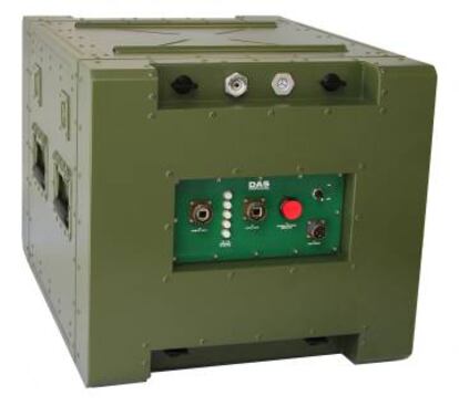 Sistema de vigilancia de comunicaciones radar dentro de un estante metálico de estilo militar que lo protege de vibraciones, golpes y temperaturas extremas.