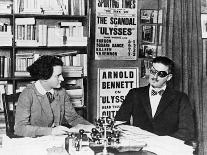 James Joyce y su editora Sylvia Beach, que regentó la legendaria librería Shakespeare and Company en París y publicó 'Ulises'.