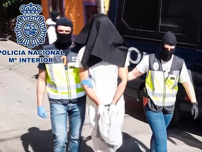 Nourendine, llevado por dos agentes el día de su detención, en una imagen de la Policía Nacional