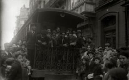 Imagen de 1928 de un tranvía parado en la estación del Topo en el centro de San Sebastián con aficionados de la Real Sociedad.