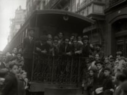 Imagen de 1928 de un tranvía parado en la estación del Topo en el centro de San Sebastián con aficionados de la Real Sociedad.