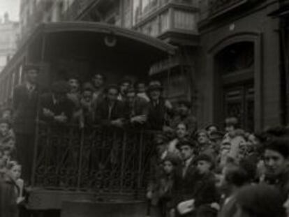 Imagen de 1928 de un tranvía parado en la estación del Topo en el centro de San Sebastián con aficionados de la Real Sociedad.