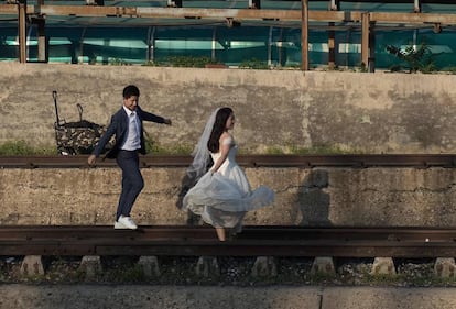 Una pareja de recién casados posa para las fotos en el distrito 798, en Pekín (China).