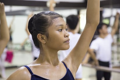 Celine Astrologo, de 14 años, estira el cuello profesionalmente durante las lecciones de ballet. Su familia la abandonó a los 7 años, cuando ingresó en la Fundación Tuloy para convertirse entonces en la benjamina de los bailarines huérfanos.