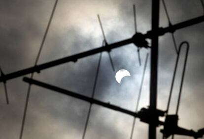 Parte de un eclipse solar visto desde Abiyán (Costa de Marfil).