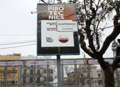 La placa con el aviso de suspensión de la 'mascletà' de hoy.