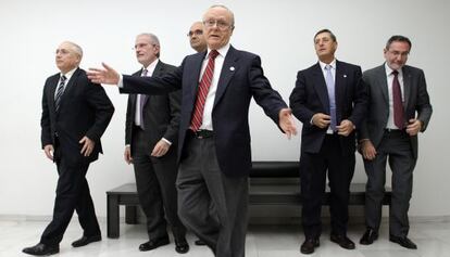 Los cinco rectores de las universidades públicas tras el director de la Real Sociedad Económica de Amigos del País, Francisco Oltra.