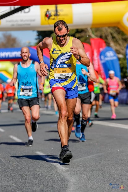 El escritor y corredor, en el maratón que se celebró en Sevilla en febrero de 2020.


