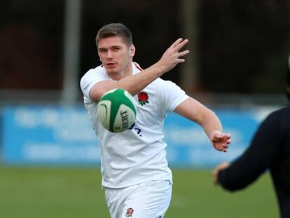 Owen Farrell pasa el balón durante una práctica.