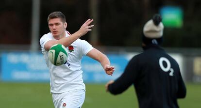 Owen Farrell pasa el balón durante una práctica.