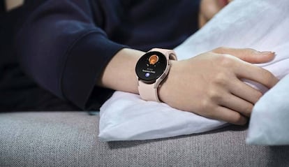 Samsung Galaxy Watch en la cama