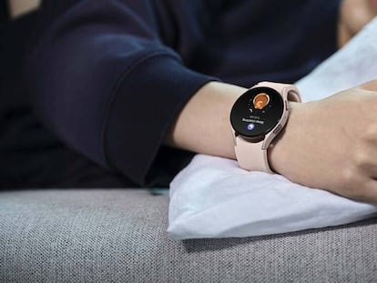 Samsung Galaxy Watch en la cama