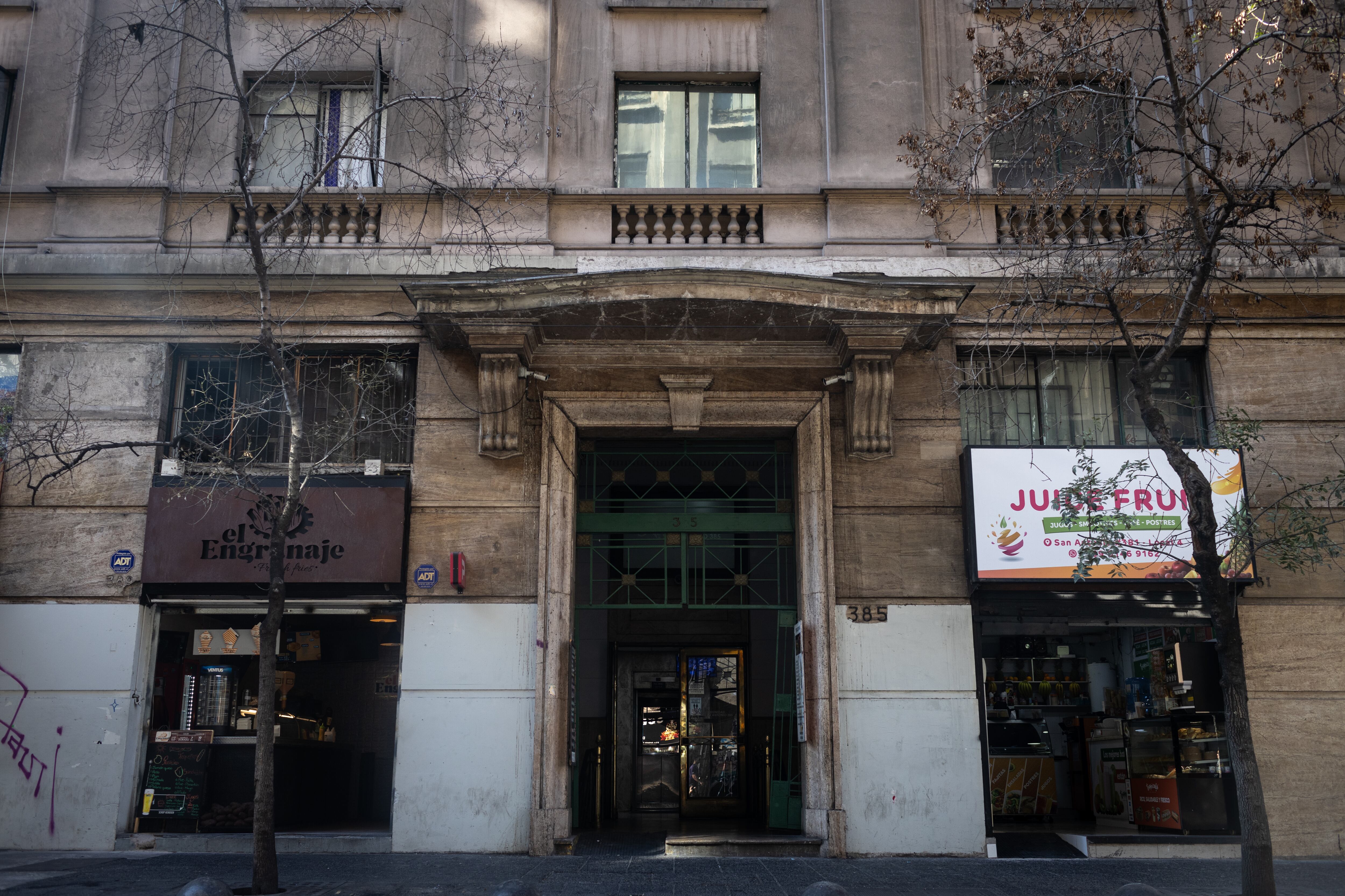Fachada del edificio en Santiago donde estaba la oficina del abogado Alberto Bronfman, quien era pareja de Ivonne Gutiérrez.