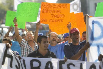 Un grupo de manifestantes durante la protesta de los chatarreros, a la altura de la calle de Alcalá.
