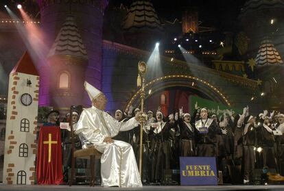 Um grupo de pessoas participa de um festival em Las Palmas de Gran Canaria (Espanha).