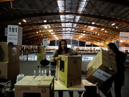 Mesas y casillas son instaladas en un centro de votación en Bogotá, el 28 de mayo de 2022.