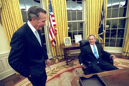 George W. Bush, acompañado de su padre, en su primer día en el Despacho Oval el 20 de enero de 2001.