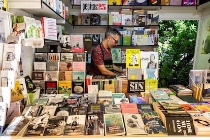 La caseta de la editorial logroñesa Pepitas de Calabaza, con el librero-editor Víctor Saénz-Díez (y su delantal) al frente, el 14 de junio de 2024. Traen a la feria los 380 títulos de su fondo editorial.