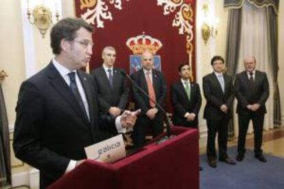 El presidente de la Xunta, Alberto Núñez Feijoo (i), acompañado del director general de asesores de Pemex, Carlos Roa (3i), el alcalde de Ferrol, José Manuel Rey Varela (3d), y del Conselleiro de industria de la Xunta de Galicia, Francisco Conde (2i), durante la visita al ayuntamiento de Ferrol con los directivos de la empresa mexicana Pemex y de Navantia.