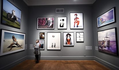 Vista general de una de las salas que muestran las fotografías más importantes publicadas en la edición británica de la revista ‘Vogue’ desde 1916.