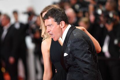 Antonio Banderas, en la alfombra roja, con su pareja, Nicole Kimpel.