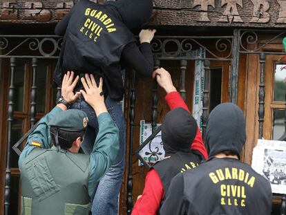 La Guardia Civil precinta una <i>herriko taberna </i>de Zamudio en 2006.