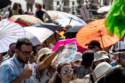 Turistas con sombrillas, paraguas y abanicos, este miércoles en Roma. 