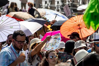 Turistas con sombrillas, paraguas y abanicos, este miércoles en Roma.
