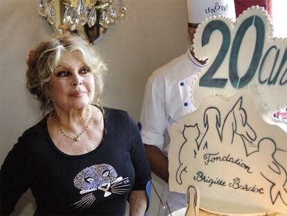 Brigitte Bardot, festejando el 20º aniversario de su fundación en defensa de los animales.