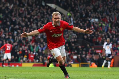 Paul Scholes celebra el tanto conseguido ante el Bolton, el primero en la victoria del United